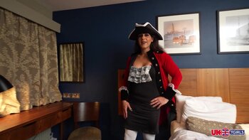 Bella Roma's Sensual Solo Seduction: Flexing Her Big Ass & Beautiful Body