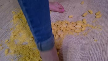 SweetFeetGirls Crash Foot Worship Session