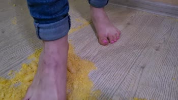 SweetFeetGirls Crash Foot Worship Session