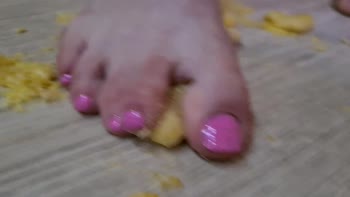 SweetFeetGirls Crash Foot Worship Session