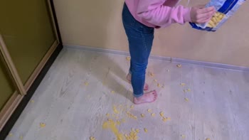 SweetFeetGirls Crash Foot Worship Session