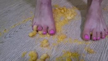 SweetFeetGirls Crash Foot Worship Session
