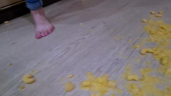 SweetFeetGirls Crash Foot Worship Session