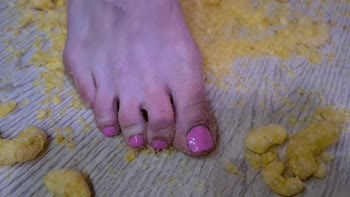 SweetFeetGirls Crash Foot Worship Session