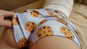 Sweet Stepsister's Pajama Playtime: Big Bum Touch & Handjob