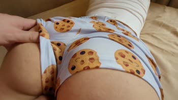 Sweet Stepsister's Pajama Playtime: Big Bum Touch & Handjob