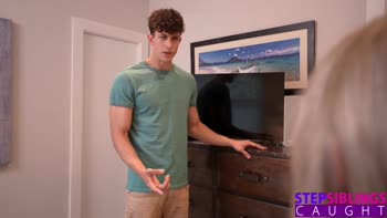 Thea Summers Seduces Stepbrother Parker Ambrose for a Juicy Blowjob and Cumshot
