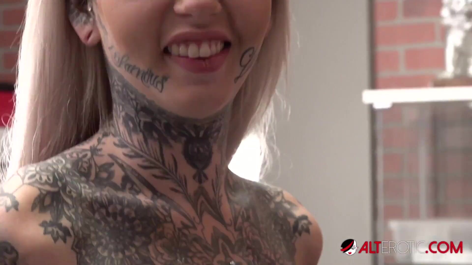 Sascha Plays with Amber Luke while she Gets Tattooed