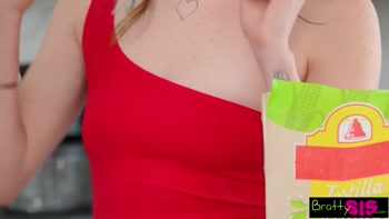 Britt Blair & Tess Thompson, "Come Taste Our Secret y Salsa Stepbro!" - S40:E11