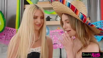 Britt Blair & Tess Thompson, "Come Taste Our Secret y Salsa Stepbro!" - S40:E11