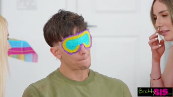 Britt Blair & Tess Thompson, "Come Taste Our Secret y Salsa Stepbro!" - S40:E11
