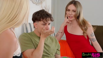 Britt Blair & Tess Thompson, "Come Taste Our Secret y Salsa Stepbro!" - S40:E11
