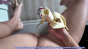 CindyLouDirty's Morning Delight: Banana Tease and MILF Masturbation