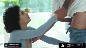 Stacy Bloom's Curvy Delight: Trading Books for Big Cock