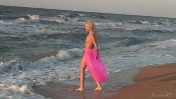Agnes Unleashes Her Beachy Bombshell in Sensual Public Strip