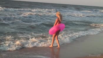 Agnes Unleashes Her Beachy Bombshell in Sensual Public Strip