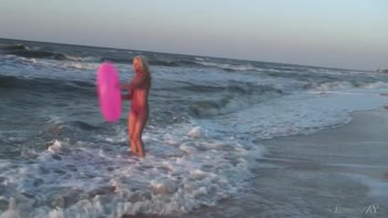 Agnes Unleashes Her Beachy Bombshell in Sensual Public Strip