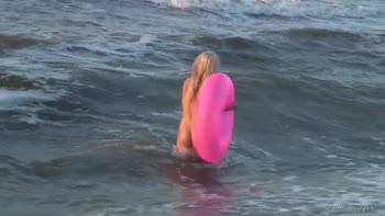 Agnes Unleashes Her Beachy Bombshell in Sensual Public Strip