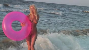 Agnes Unleashes Her Beachy Bombshell in Sensual Public Strip