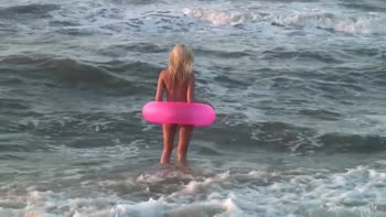 Agnes Unleashes Her Beachy Bombshell in Sensual Public Strip