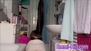 EmmiHill's Squirting Sensation: Petite Teen (18+)'s First Time Squirt