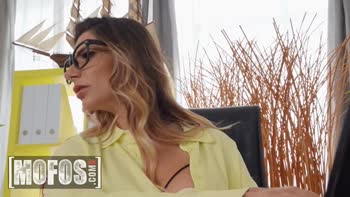Lily Veroni Seducing Jordi El Nino Polla with Her Big Tits and Handjob