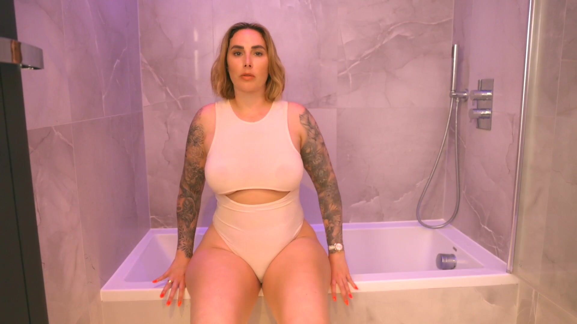 Big Ass Babe is not Happy with her Husband Ad gives you a Cheating Blowjob in the Toilet