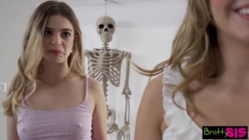 Nathan Bronson - Molly's Sweet : A Halloween Threesome of Blonde Ambition