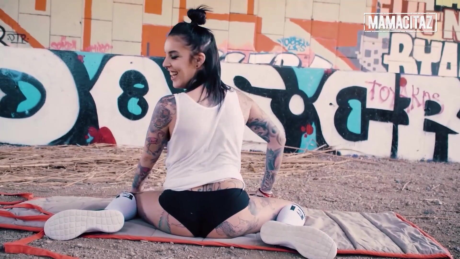 Yemaya Gonzalez Spreads her Legs for Crazy Outdoor Fuck - MAMACITAZ