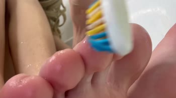 HollyHarlot's Gentle Giantess Foot Worship