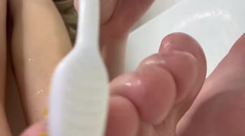 HollyHarlot's Gentle Giantess Foot Worship