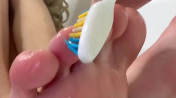 HollyHarlot's Gentle Giantess Foot Worship