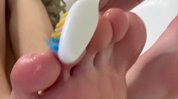 HollyHarlot's Gentle Giantess Foot Worship