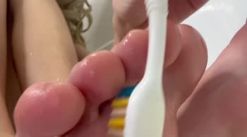 HollyHarlot's Gentle Giantess Foot Worship