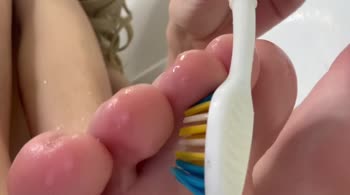 HollyHarlot's Gentle Giantess Foot Worship