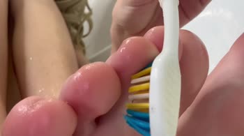 HollyHarlot's Gentle Giantess Foot Worship