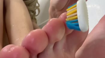 HollyHarlot's Gentle Giantess Foot Worship