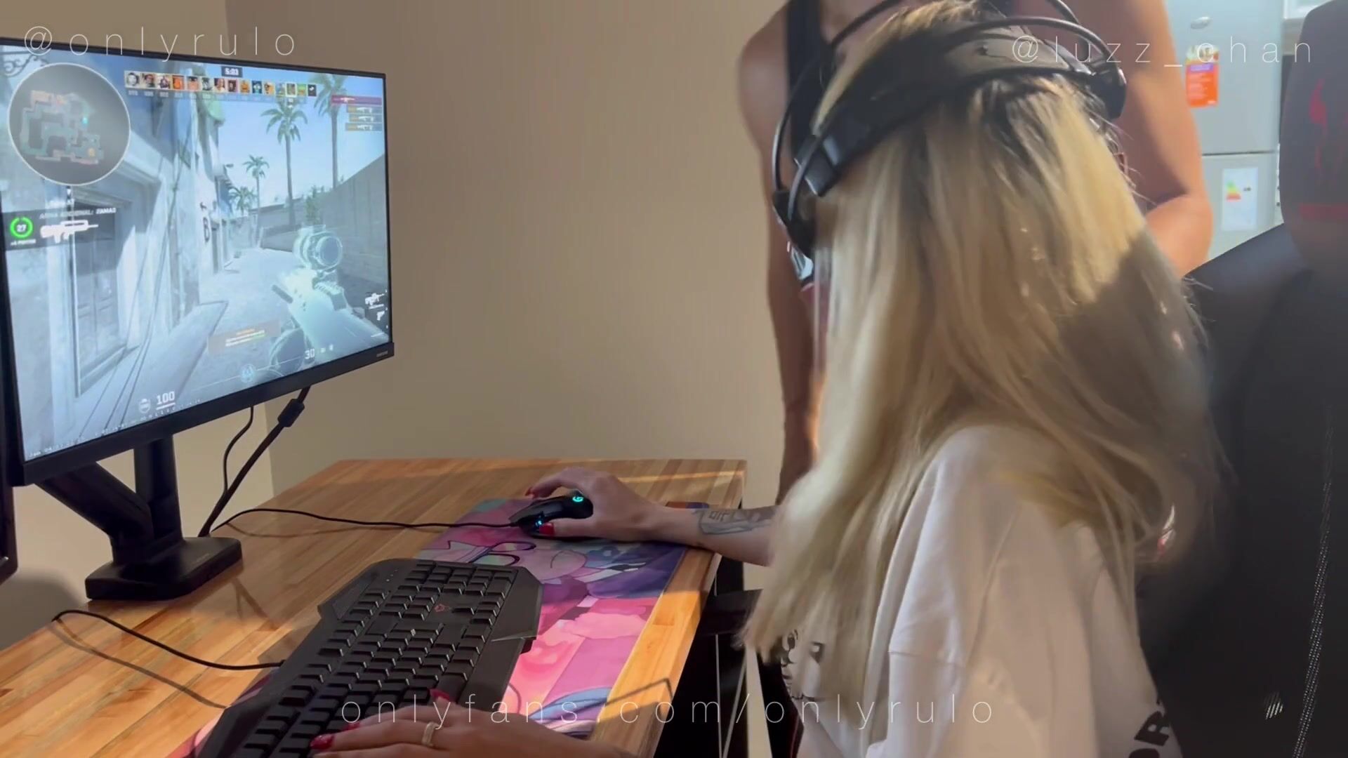 ME LA CHUPA MIENTRAS JUEGO AL COUNTER ONLYRULO FT LUZZCHAN