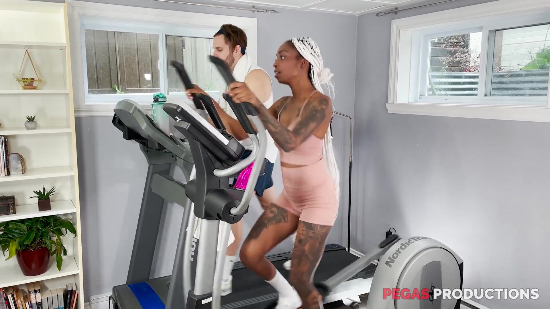 Pegas Productions - Mocha Honey Dfonce Du Cul Au Gym