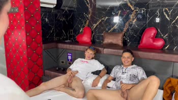 NeekoWox's Colombian Threesome Frenzy in Bucaramanga
